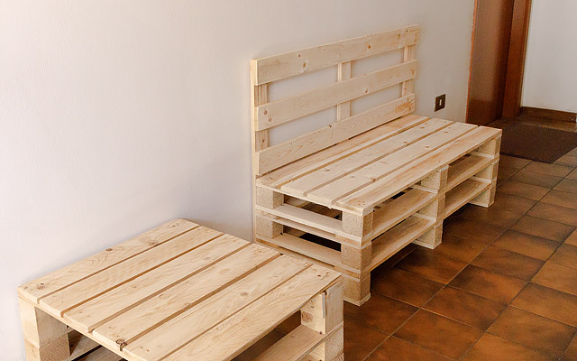 Panca in legno fatta con bancali